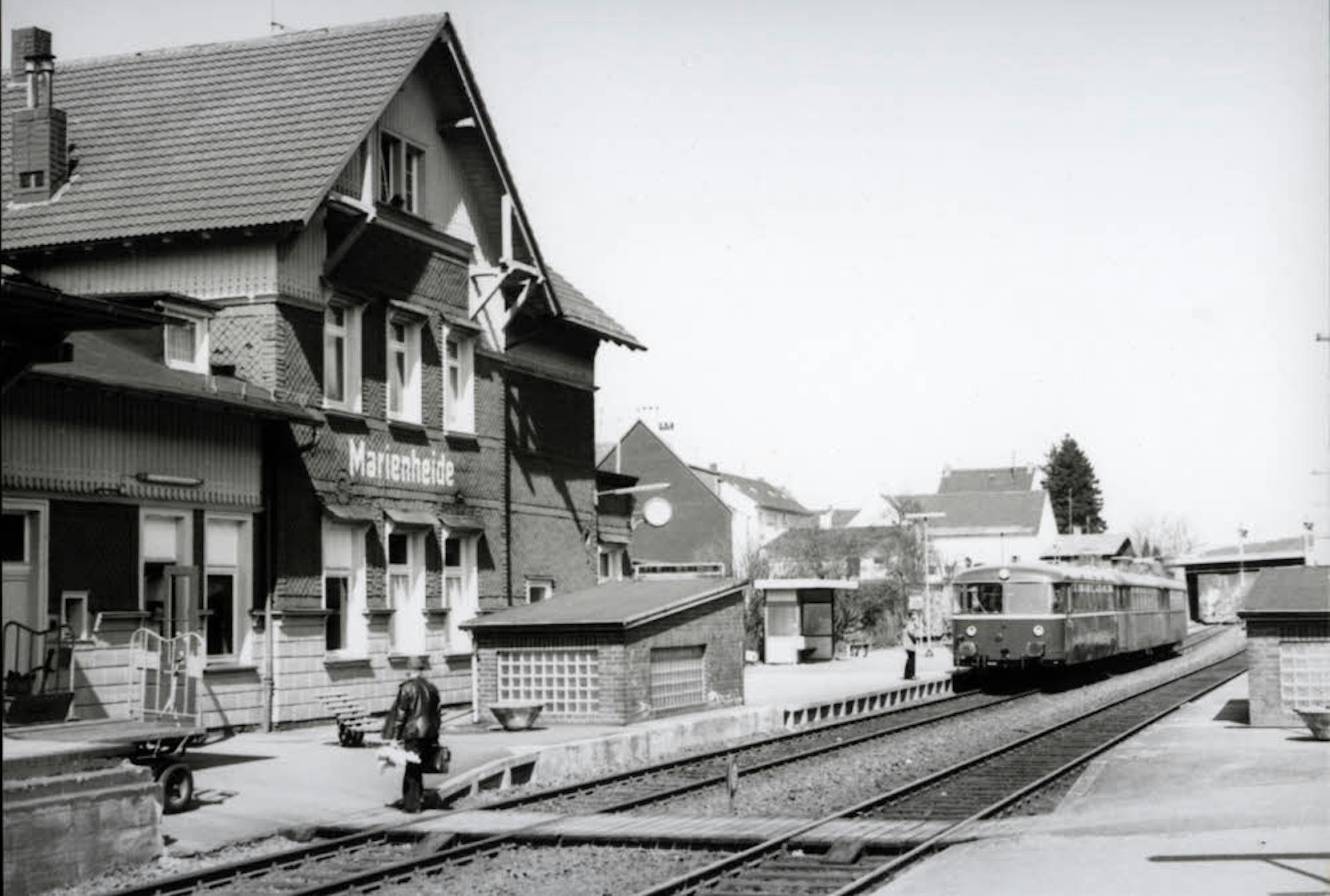 Der Schienenbus Remscheid-Lennep – Dieringhausen im April 1980 vor dem gepflegten Bahnhofsgebäude