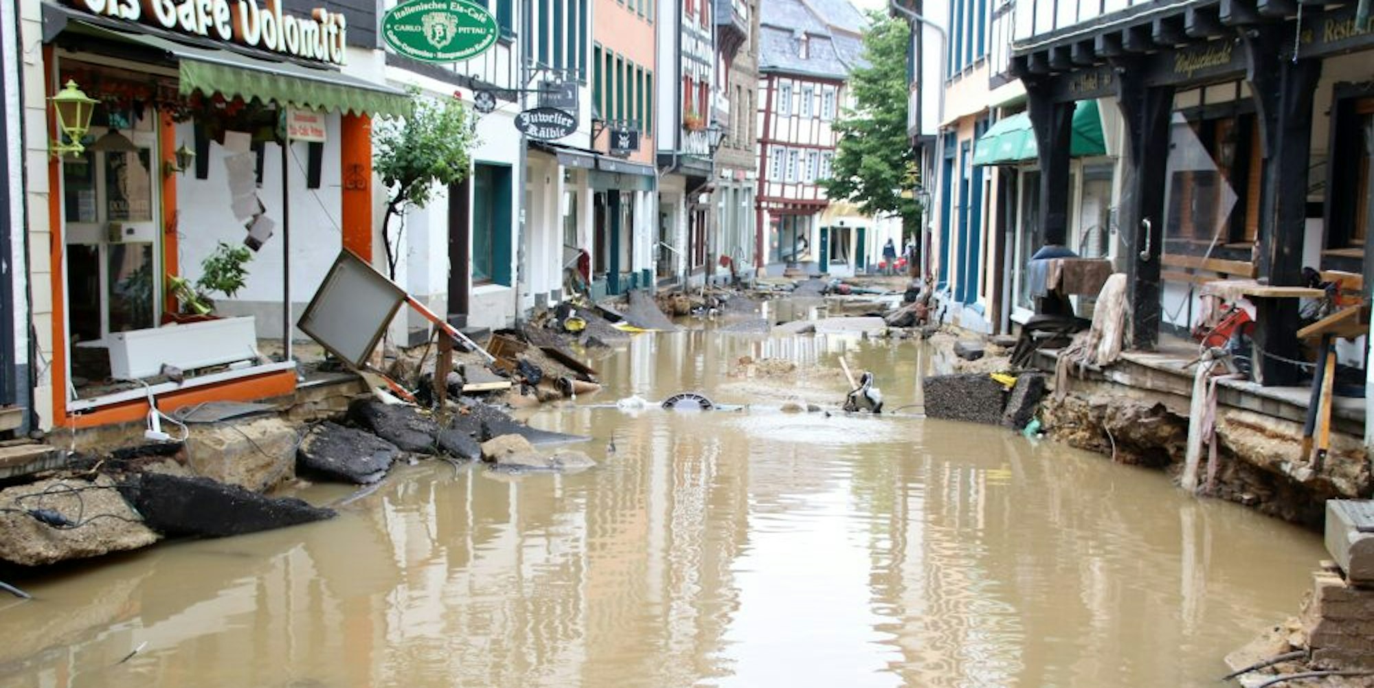 Das Wasser steht auch noch Tage nach der Flut in der Münstereifeler Kernstadt.
