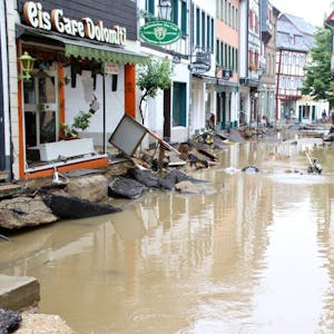 Das Wasser steht auch noch Tage nach der Flut in der Münstereifeler Kernstadt.