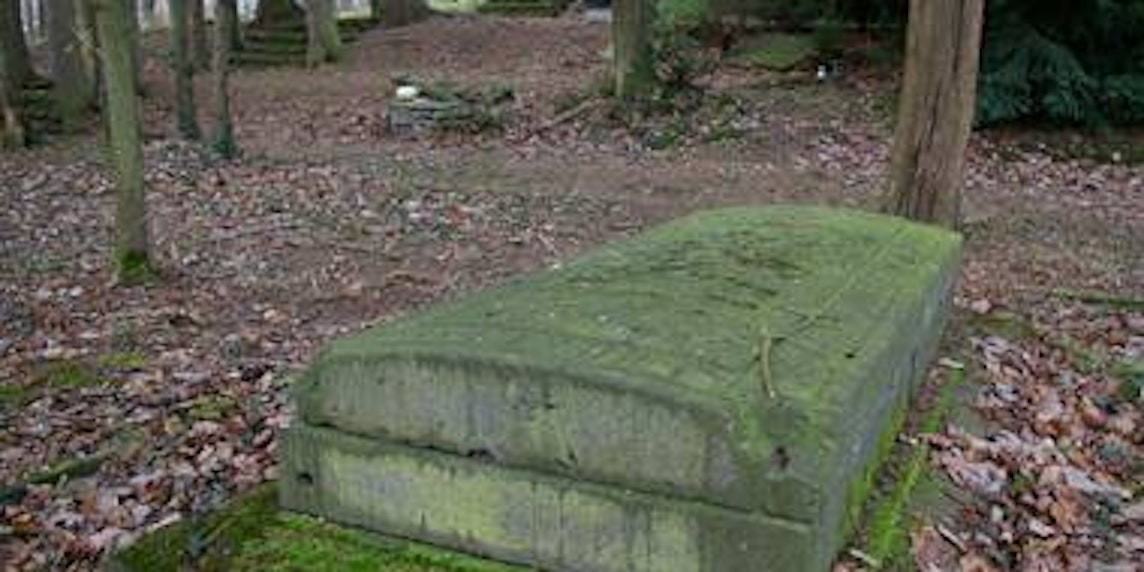Eine schwere Steinplatte bedeckt die letzte Ruhestätte von Anna Unger. Die Mutter von Grete Hettner war 1918 die erste, die auf dem „Friedhof“ bestattet wurde. (Foto: Mager)
