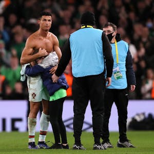 Ronaldo hält einen Fan in den Ar