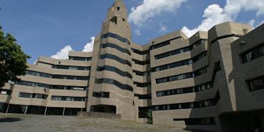 Das Rathaus von Bensberg stammt von Gottfried Böhm und ist in zahlreichen Architekturführern zu finden.