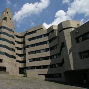 Das Rathaus von Bensberg stammt von Gottfried Böhm und ist in zahlreichen Architekturführern zu finden.