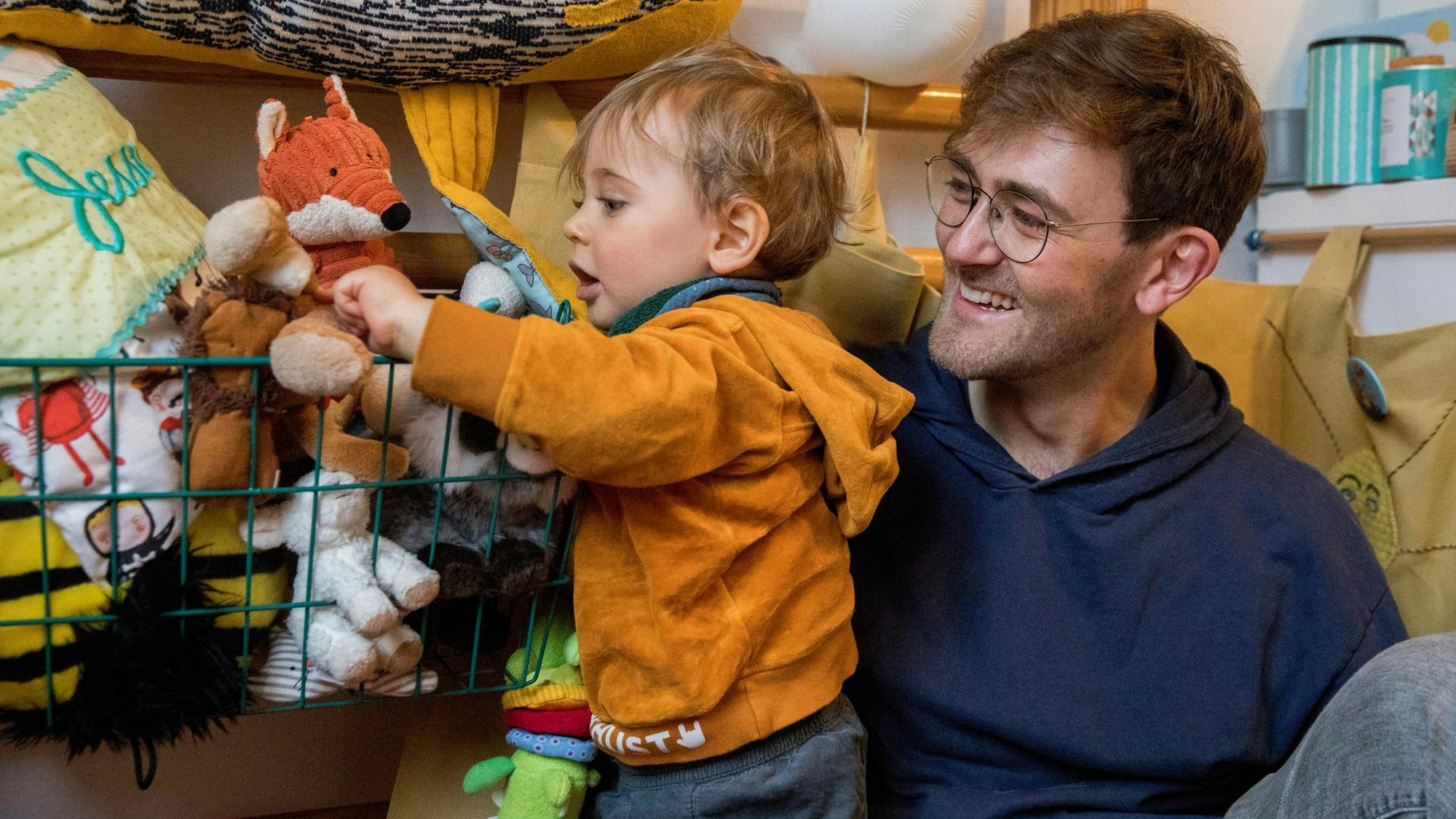 Janis Morgenthaler spielt mit seinem Sohn.