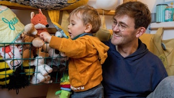Janis Morgenthaler spielt mit seinem Sohn.