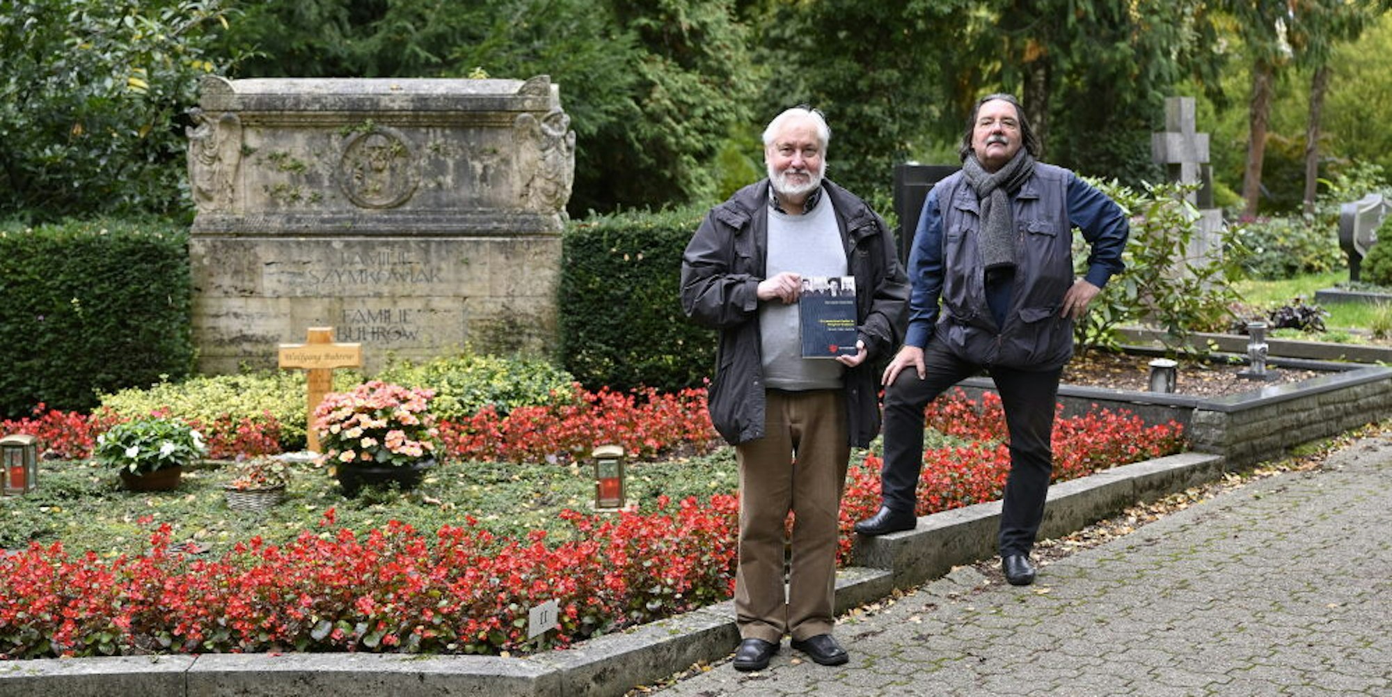 Die Autoren Peter Lückerath (links) und Michael Werling am Grab der Familie Odenthal, die Kaufleute und Politiker hervorbrachte.