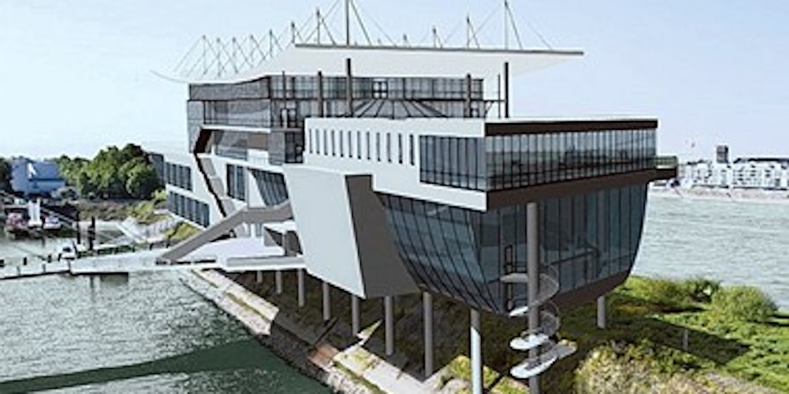 Blick von der Severinsbrücke: Die Architektur des "Kunst- und Konferenzzentrums" korrespondiert mit dem Rheinauhafen. Eine Hängebrücke schafft die Verbindung zum Deutzer Ufer. (Bild: Tiedemann)