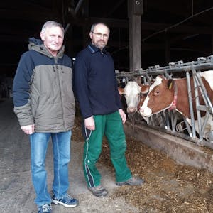 Die Landwirte Alois Landwehr (links) und Lambert Stöcker beklagen die am Boden liegenden Abnahmesatzpreise.