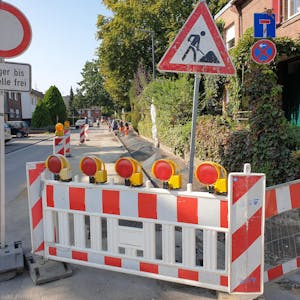 Seit zwei Jahren gräbt sich die Baukolonne durch Hermülheim. Auf der Rosellstraße und der Schneider-Clauß-Straße sind die Arbeiten inzwischen weitgehend abgeschlossen.