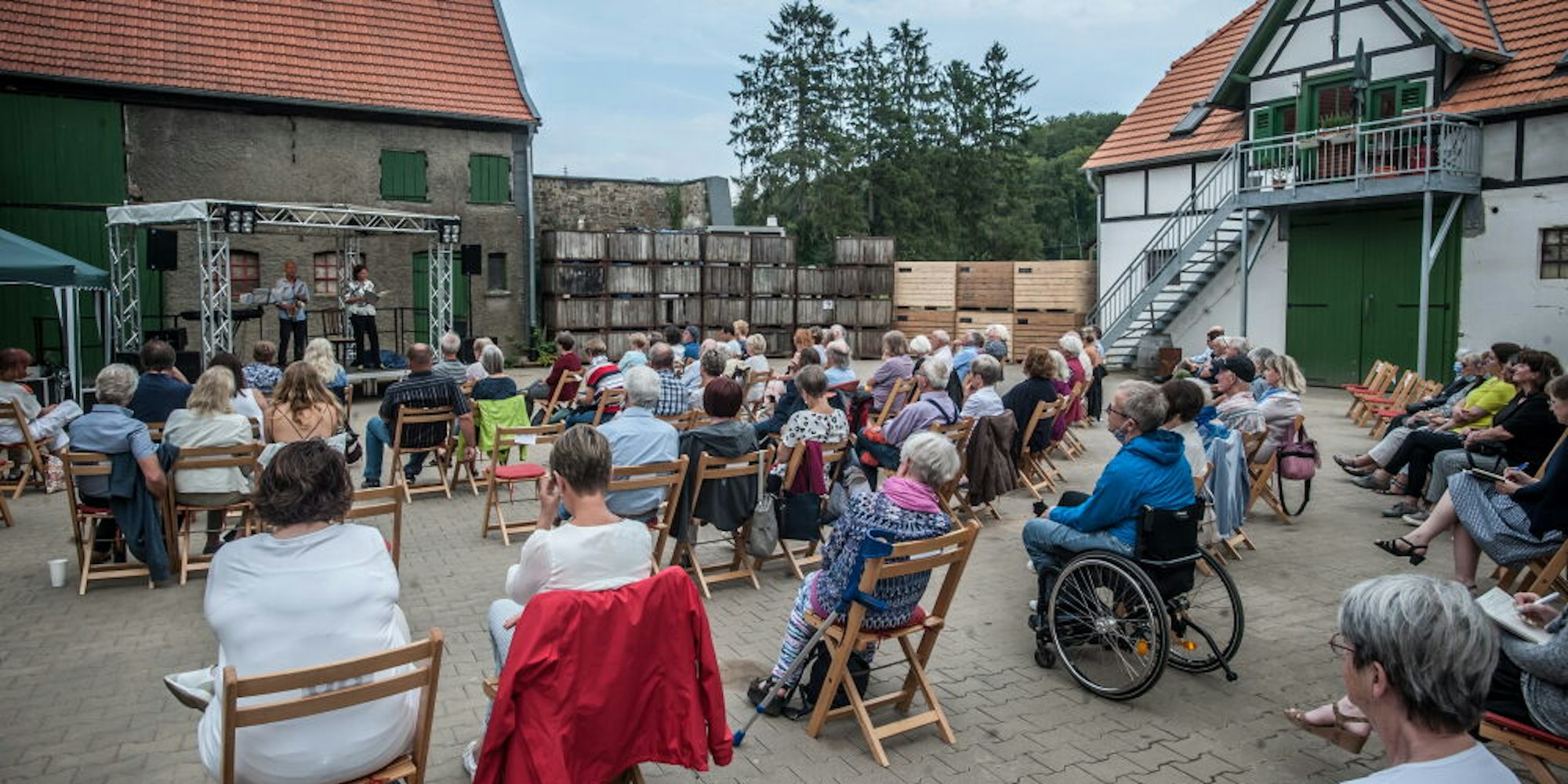 Auf Gut Nesselrath hat die Stadt ihre neue Reihe „Kultur auf dem Hof“ mit einer musikalischen Poe-Lesung eröffnet.