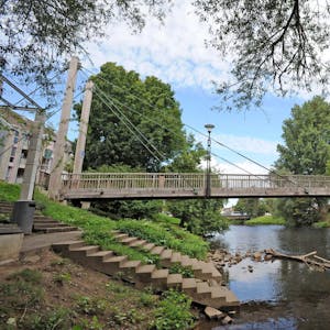 Die hölzerne Henley-Brücke ist seit 2019 gesperrt. Sie soll durch eine breitere Stahlbogenbrücke mit Radweg ersetzt werden.