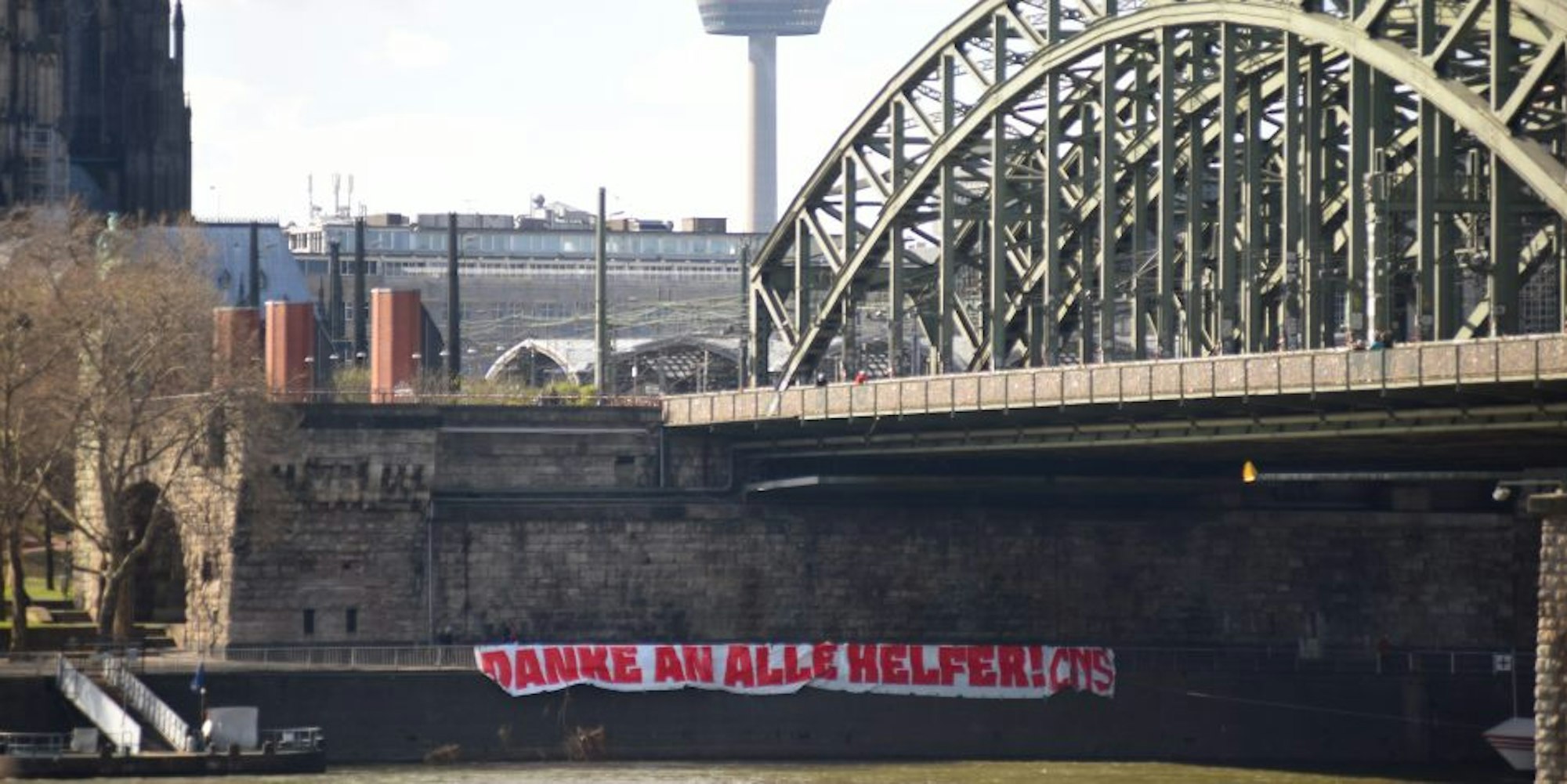 Das Banner unter der Hohenzollernbrücke.