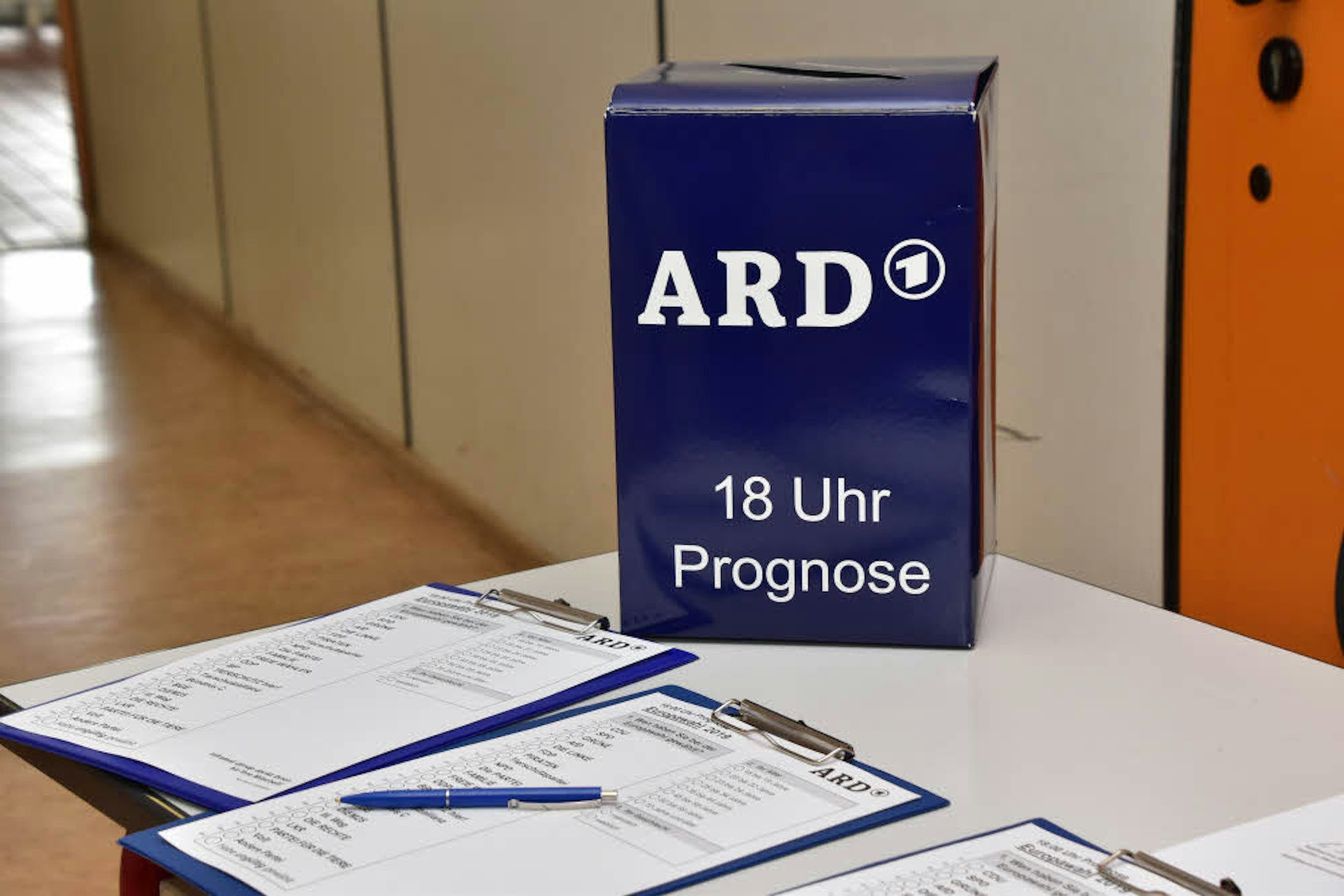 Stimmzettel des statistischen Bundesamtes waren markiert. ARD und ZDF befragten vor den Lokalen.