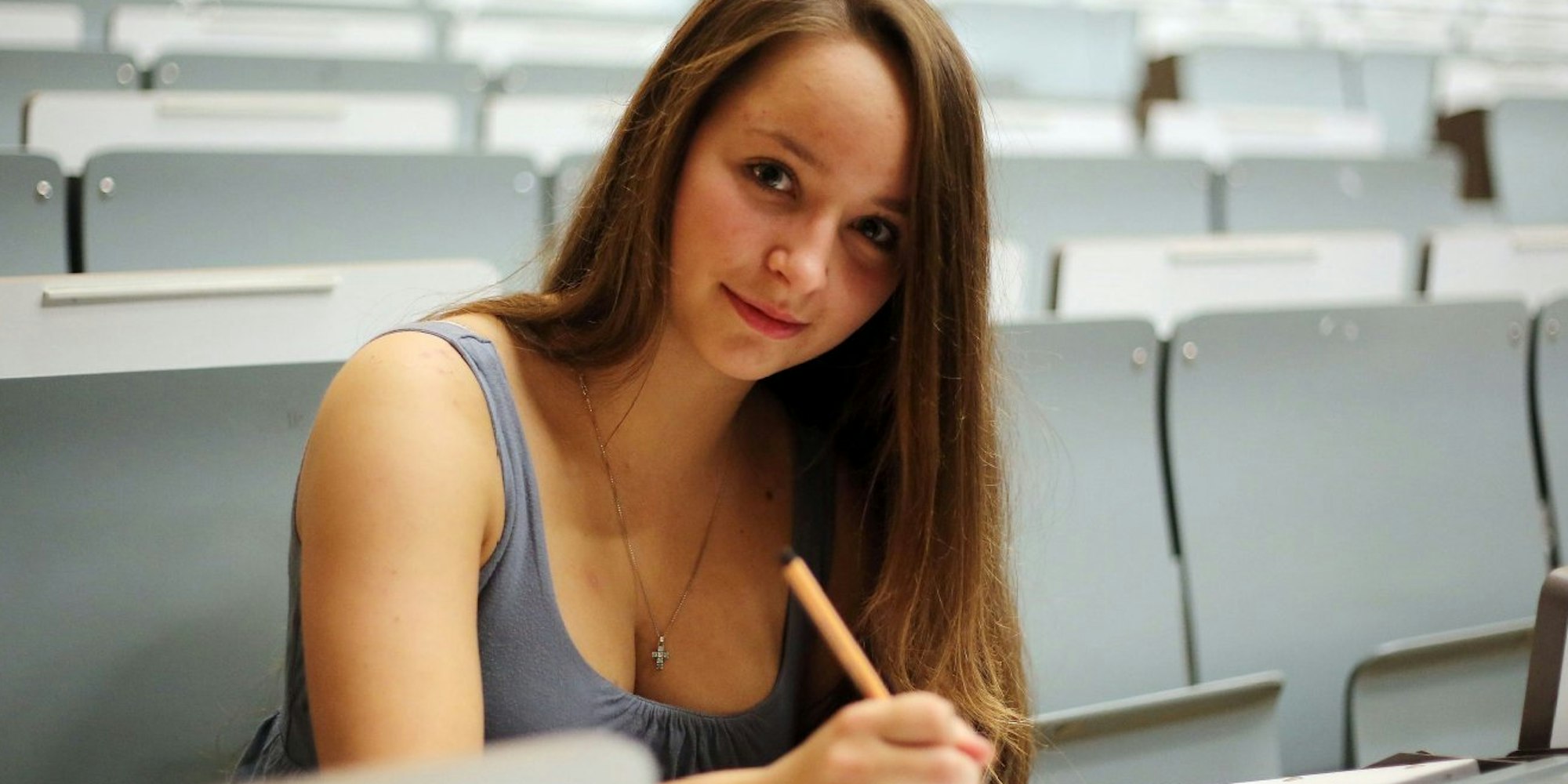 Einen festen Platz im Hörsaal: Mit 16 Jahren studiert Lea Winterscheidt bereits Chemie an der Uni Köln.