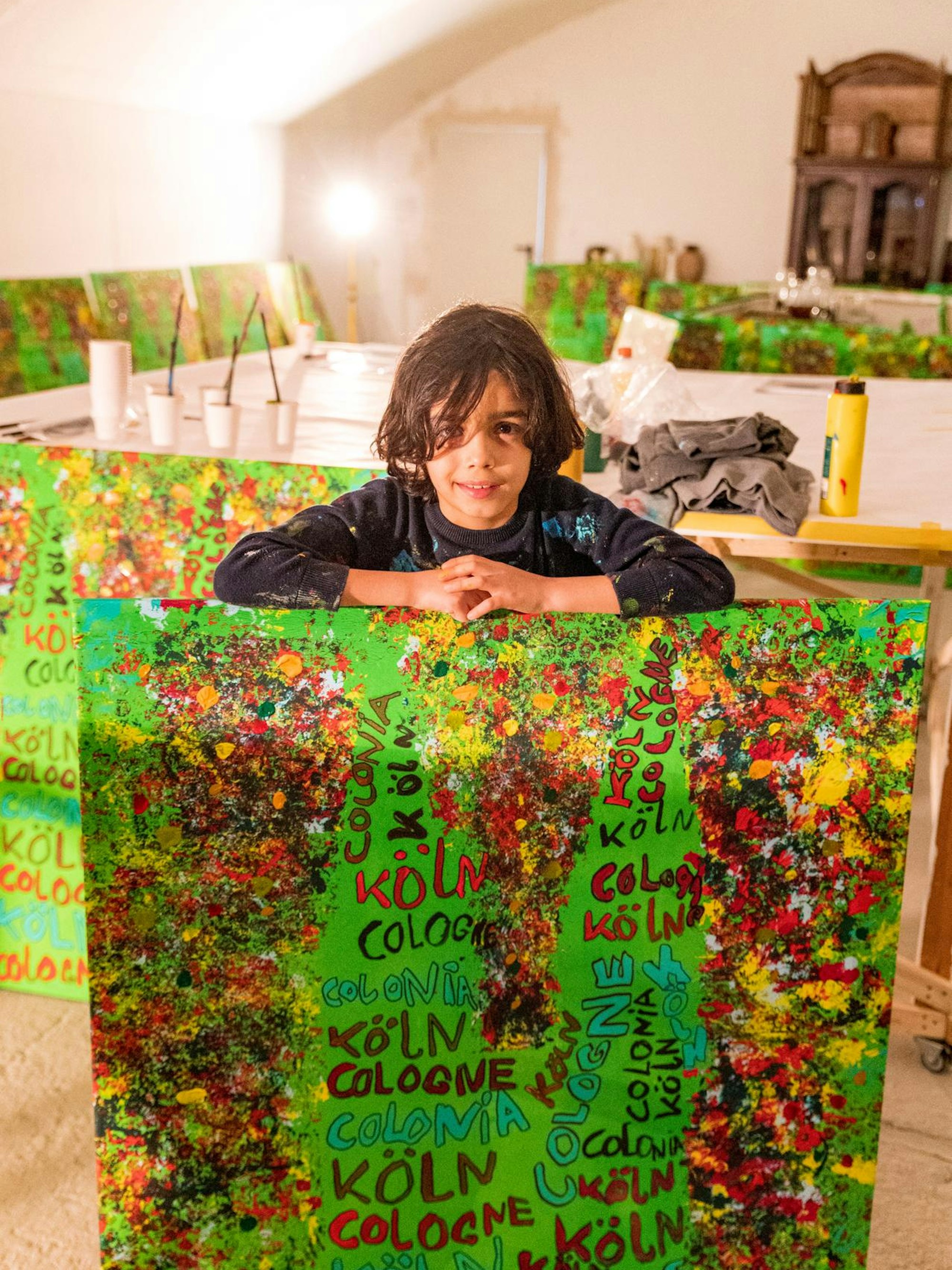 Der achtjährige Mikail Akar mit einem seiner „Viva Colonia“-Bilder – natürlich mit Dom.