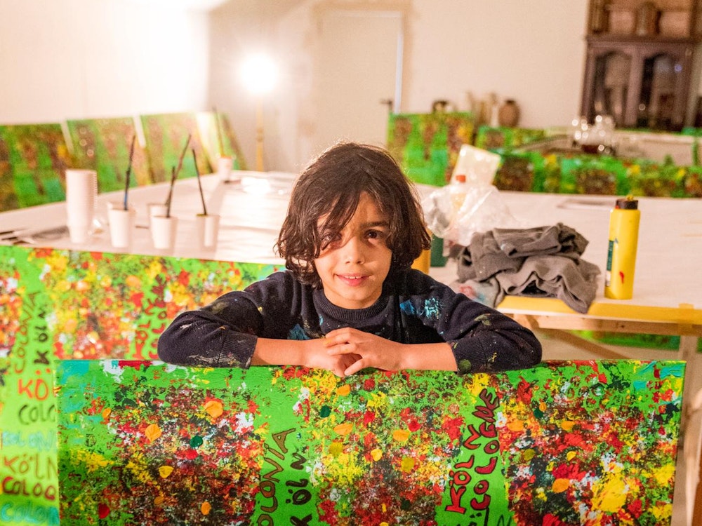 Der achtjährige Mikail Akar mit einem seiner „Viva Colonia“-Bilder – natürlich mit Dom.