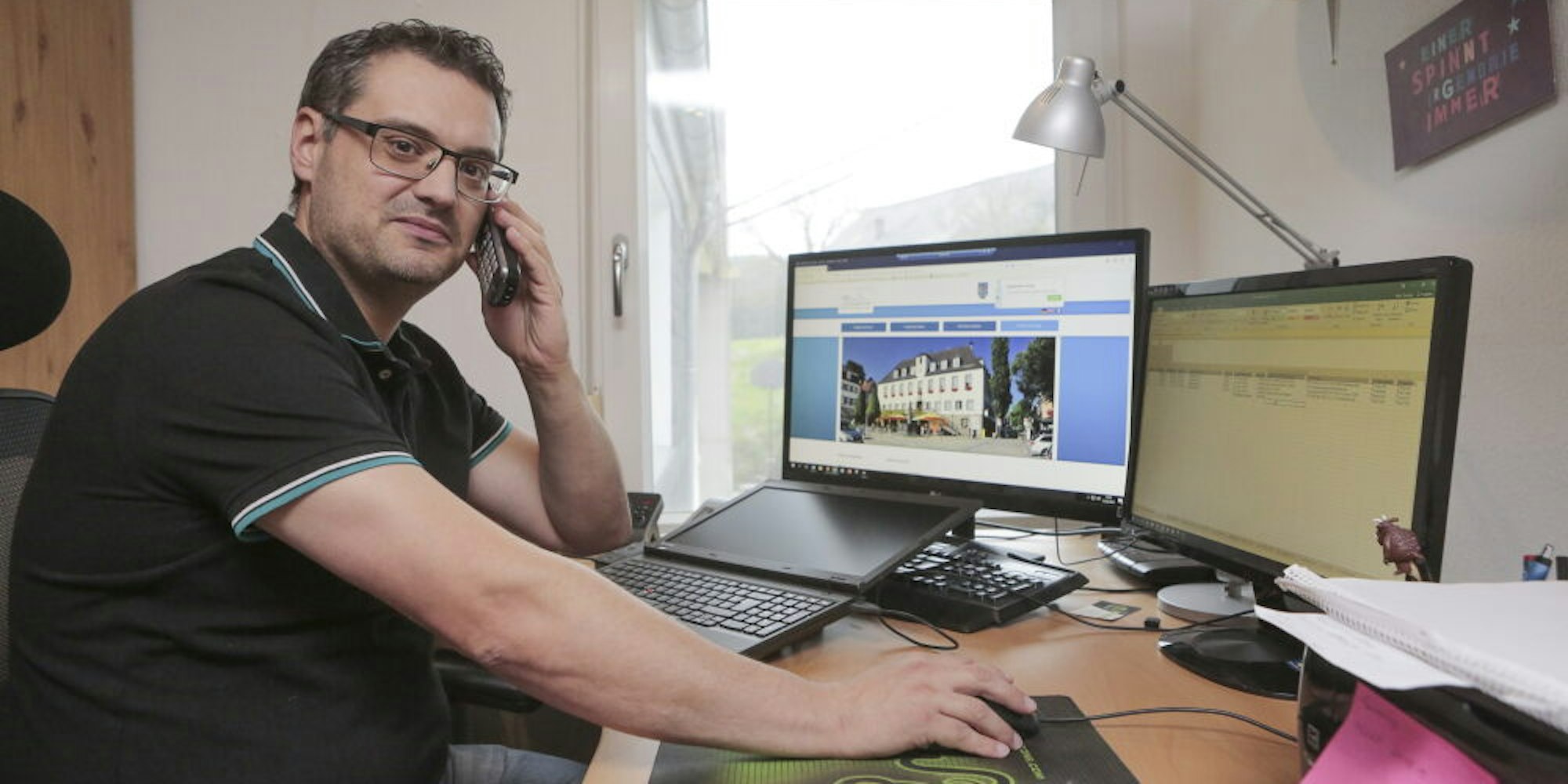 Das Rathaus ist einer der größten Arbeitgeber in Wipperfürth. Die Aufgaben sind vielfältig. Zum Beispiel als Sachbearbeiter im Homeoffice, wie hier Thorsten Stefer.