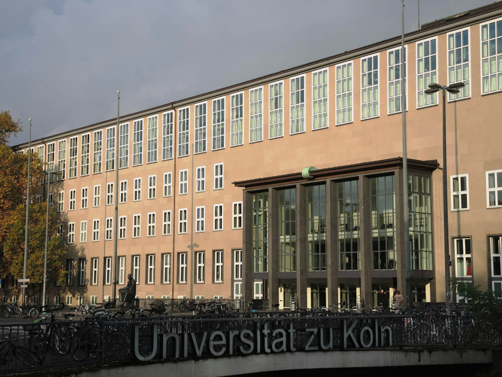 Das Uni-Hauptgebäude