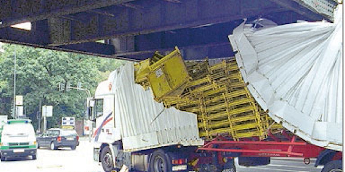 Ein spanischer Lastwagenfahrer verschätzt sich und kracht gegen die Brücke.