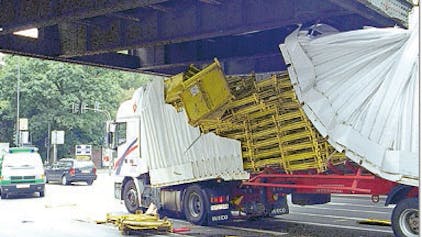 Ein spanischer Lastwagenfahrer verschätzt sich und kracht gegen die Brücke.