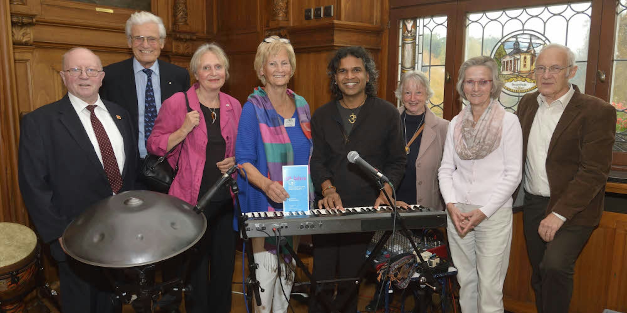 Der Stadtverband Eine Welt feierte 30-jähriges Bestehen: Hier die Mitglieder des Vorstands mit einem indischen Musiker. )
