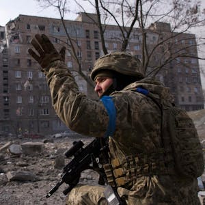 Soldat Ukraine Trümmer 1307