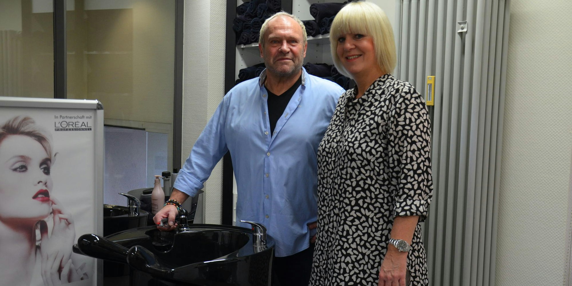 Karl Nonn und seine Frau Karin betreiben seit mehr als drei Jahrzehnten einen Friseursalon in Brühl-Badorf. Sie ärgert das Vorgehen der Handwerkskammer.