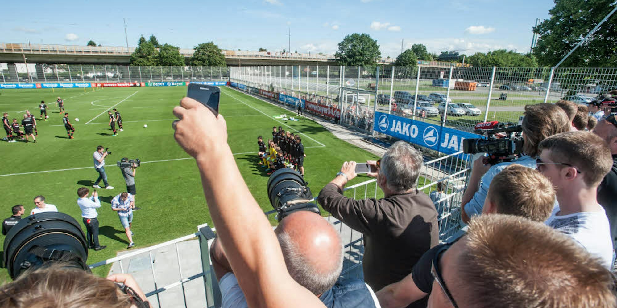 Fotos vom Foto machen: Rund 200 Fans sind am Dienstag zum ersten öffentlichen Training von Bayer 04 Leverkusen gekommen.