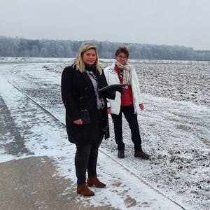 Am Rand des geplanten Gewerbegebiets oberhalb von Blankenheim stehen Bürgermeisterin Jennifer Meuren (l.) und Abteilungsleiterin Maria Nelles. Die Gemeinde befindet sich in Grundstücksverhandlungen mit den Landwirten, denen die Parzellen gehören.