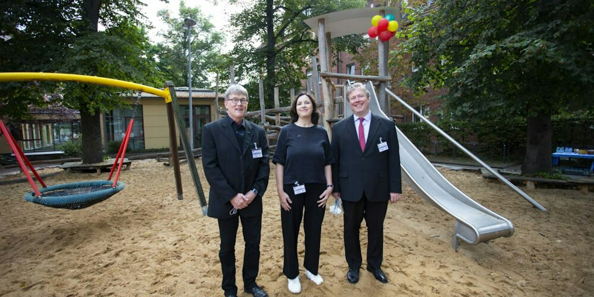 Eröffnet wurde das Außengelände von Johannes Krane-Erdman (v.l.), Ellen Westphal und Prof. Stephan Bender.