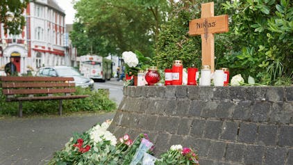 Unweit des Tatorts, der in Höhe des Restaurants „Zum Löwen“ (im Hintergrund) gewesen sein soll, erinnern Kerzen, Blumen und ein Kreuz an Niklas.