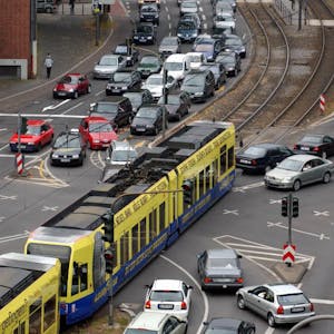 Viel Verkehr: Straßenbahnen und Autos kommen sich auf der Ost-West-Achse immer wieder in die Quere – wie hier an der Cäcilienstraße.