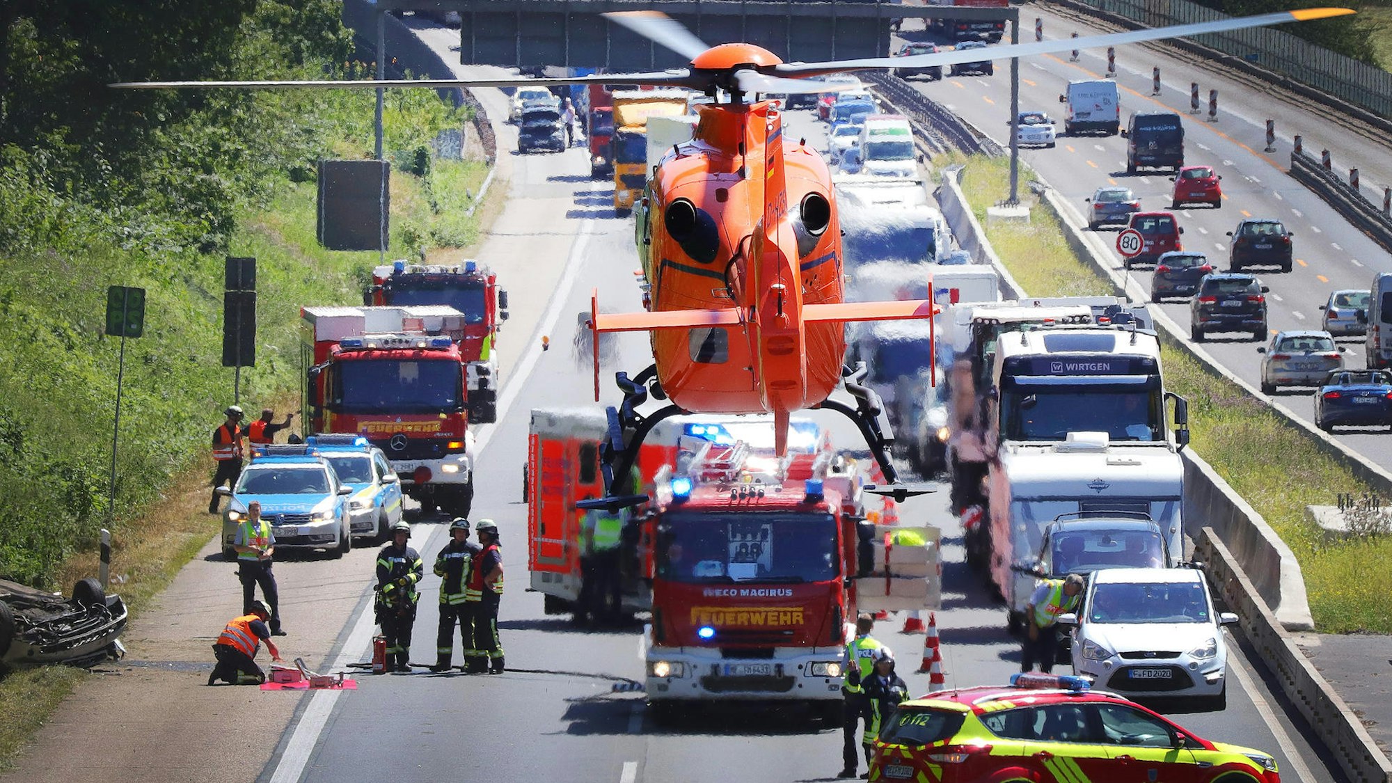 02.07.2018, Nordrhein-Westfalen, Ratingen: Ein Rettungshubschrauber hebt nach seinem Einsatz auf der Autobahn 3 ab. Ein Auto hatte sich bei einem Unfall überschlagen, es gab mehrere verletzte Personen.