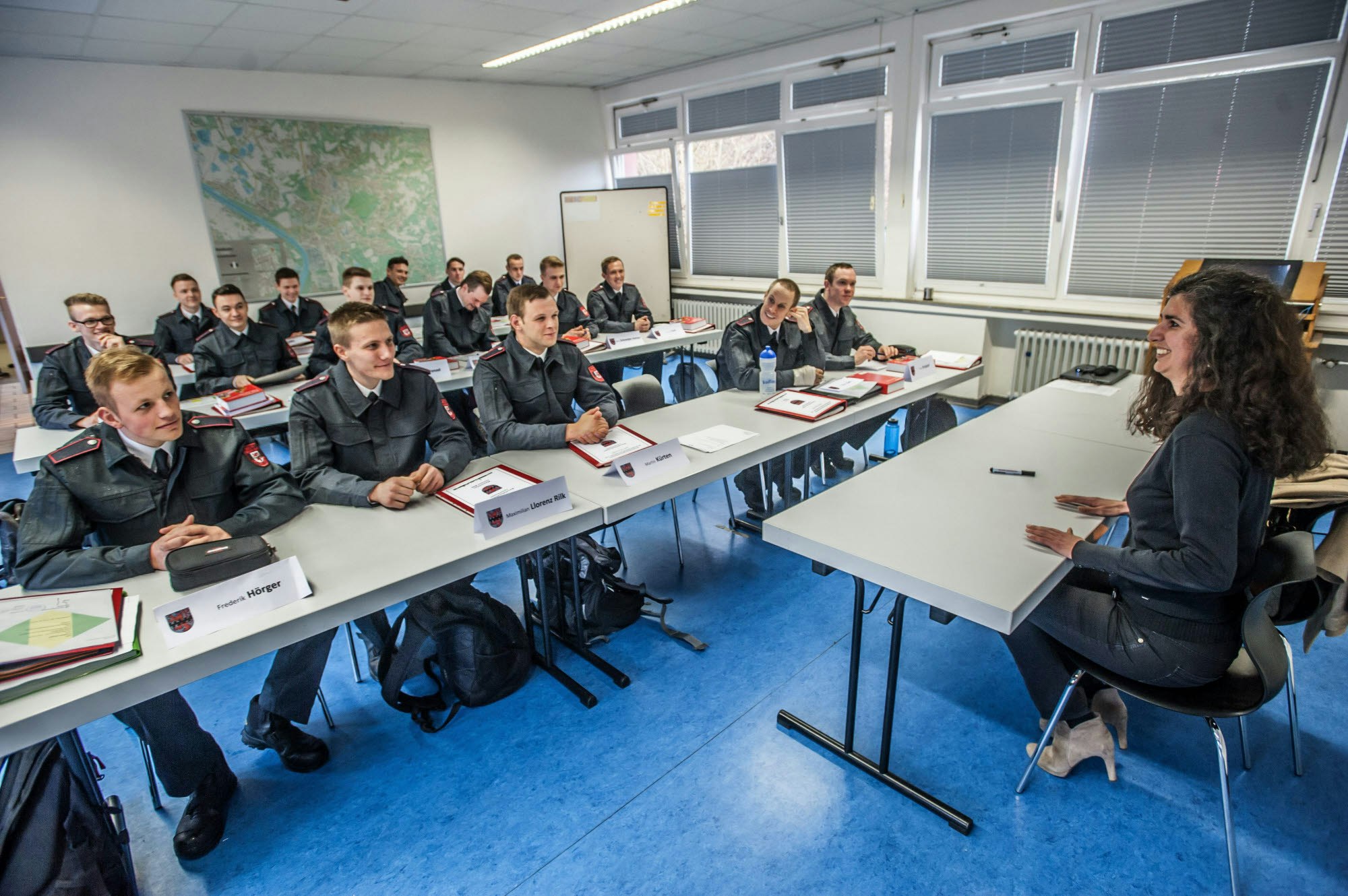 Das Klassenzimmer im Gerätehaus der Freiwilligen Feuerwehr in Schlebusch. Beamtenrecht steht bei Heike Leopold auf dem Stundenplan.