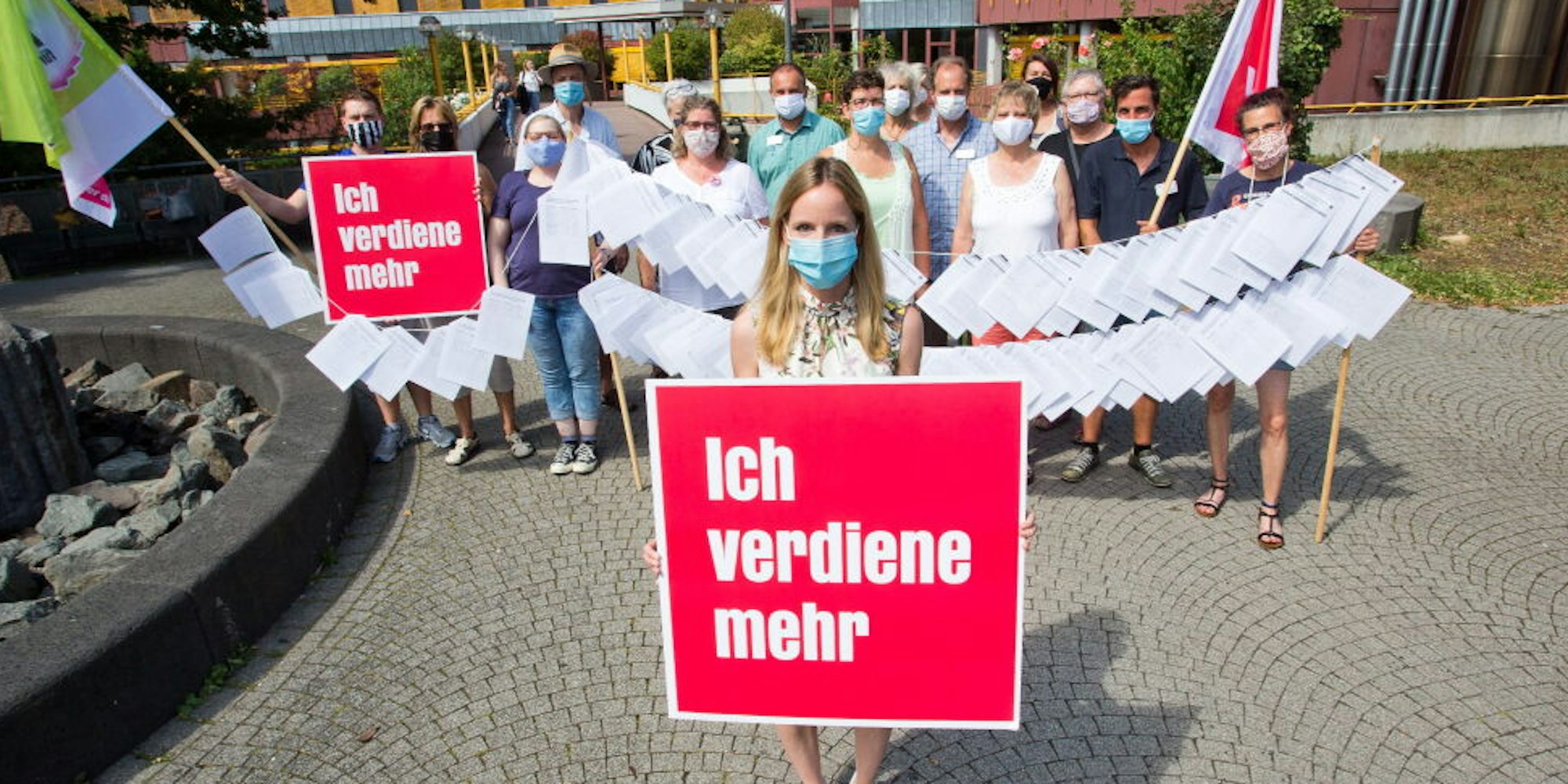 Vor dem Gummersbacher Krankenhaus demonstrierten die Mitarbeiter für mehr Wertschätzung und Sicherheit.