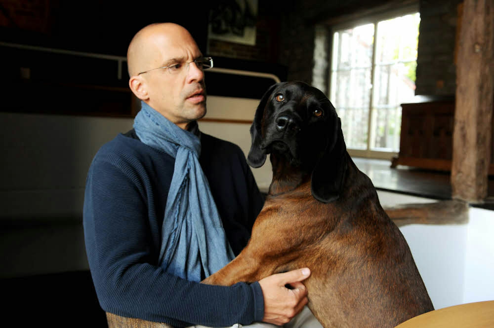 Dirk Gratzel mit seinem Hund Emil, der täglich 1,8 Kilogramm CO2 -Äquivalent produzierte.