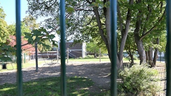 Ein Blick durch den Zaun auf das Gelämde der Grundschule In den Auen in Refrath.