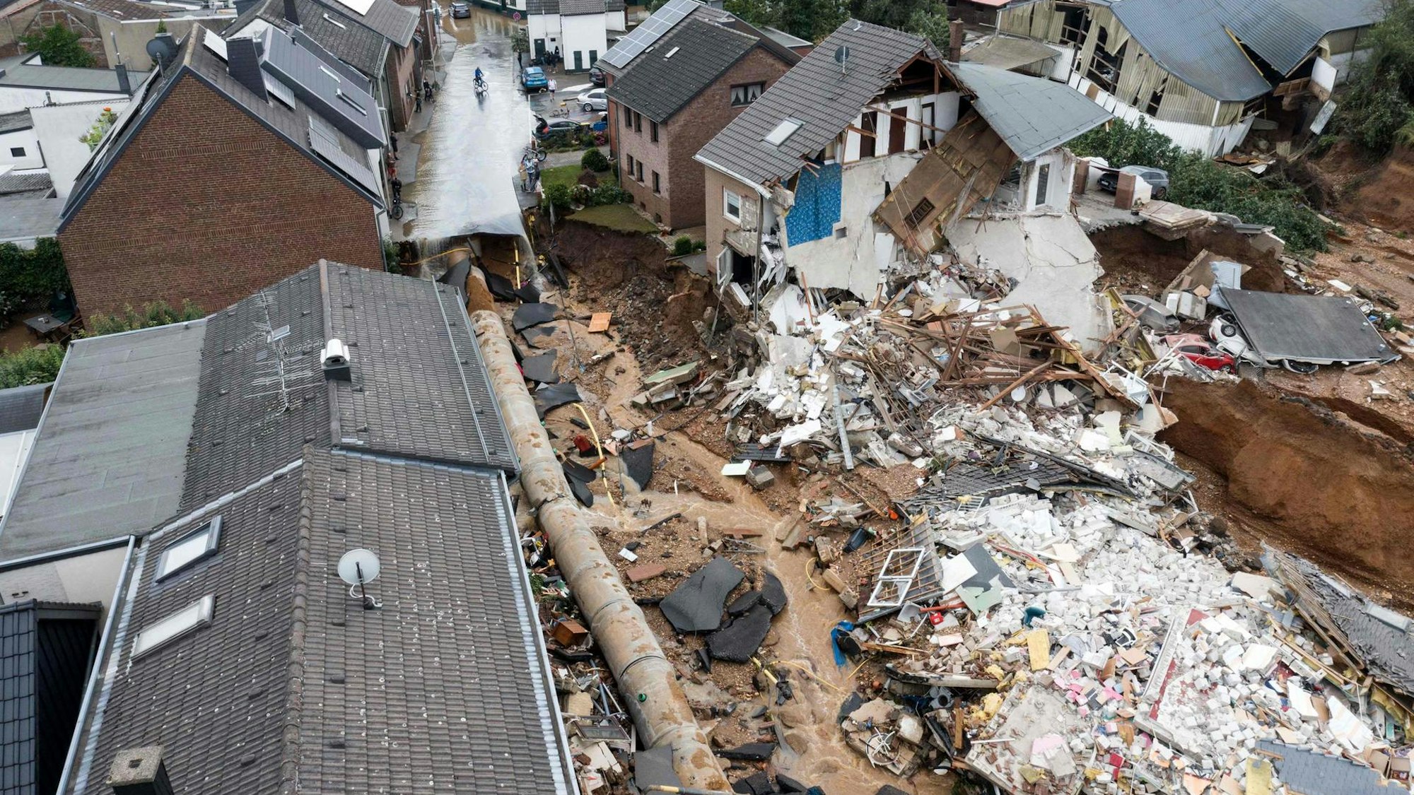 In Erftstadt-Blessem wurden viele Häuser völlig zerstört. Die Betroffenen können in Kölner Hotelzimmer unterkommen.