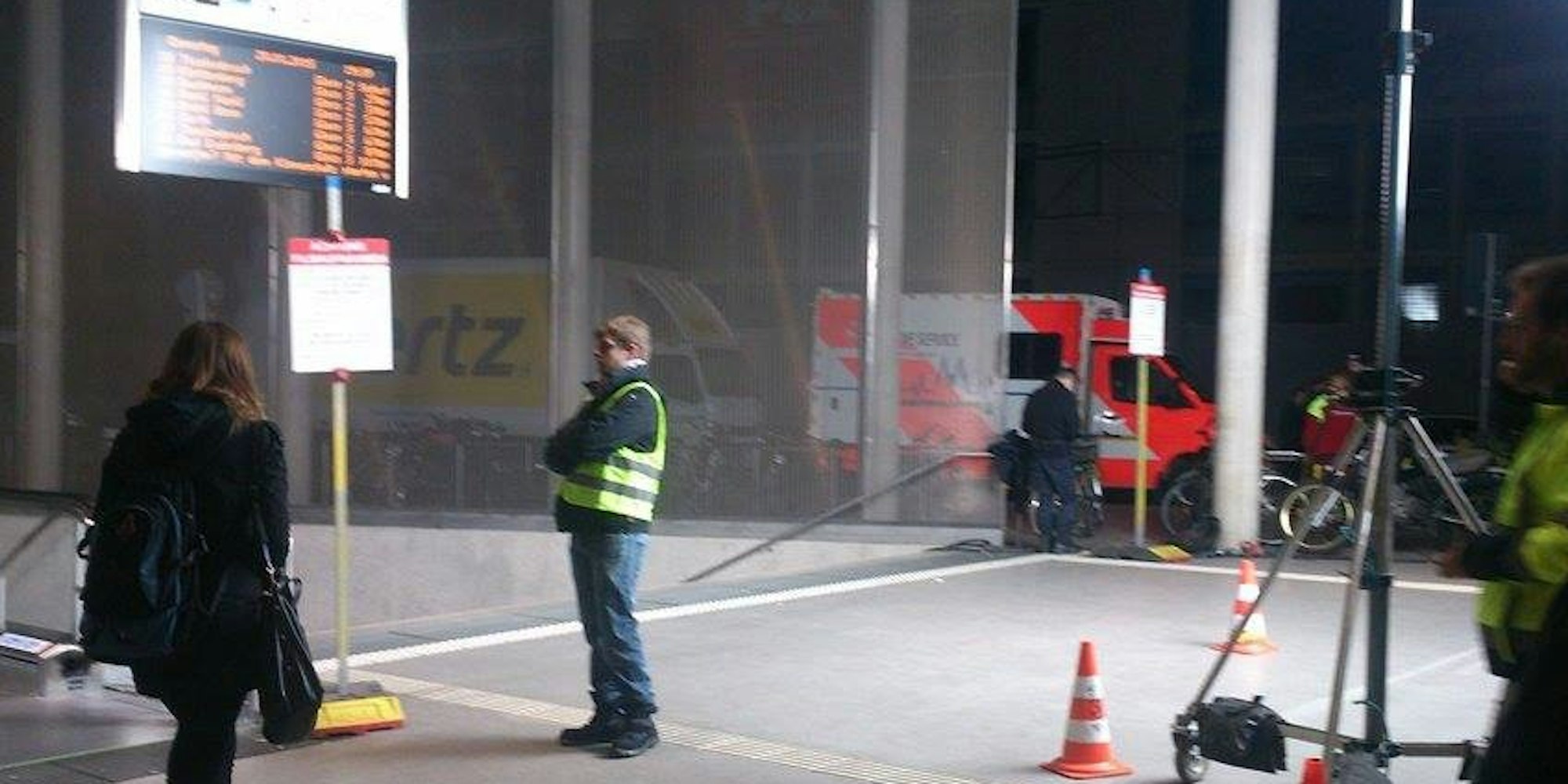 Sicherheitsleute erklären eventuell beunruhigten Fahrgästen, was in der Haltestelle Breslauer Platz gedreht wird.