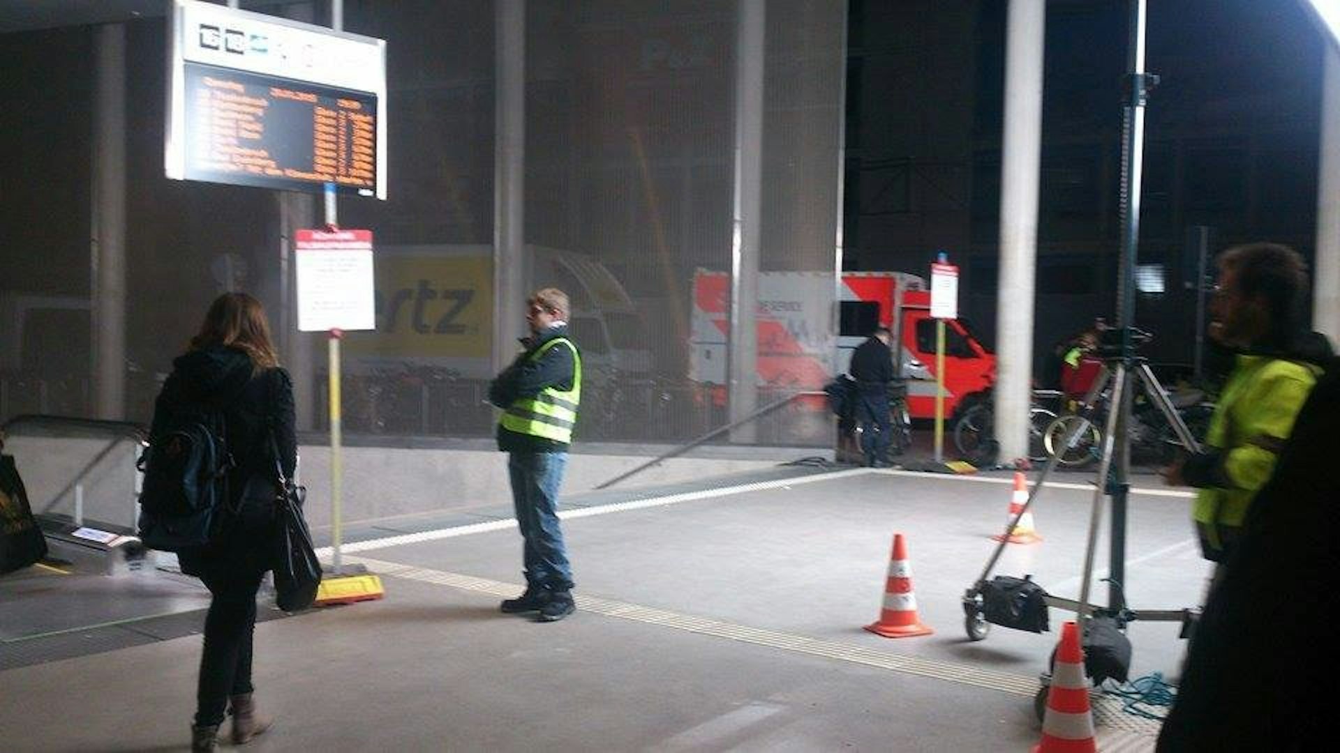 Sicherheitsleute erklären eventuell beunruhigten Fahrgästen, was in der Haltestelle Breslauer Platz gedreht wird.