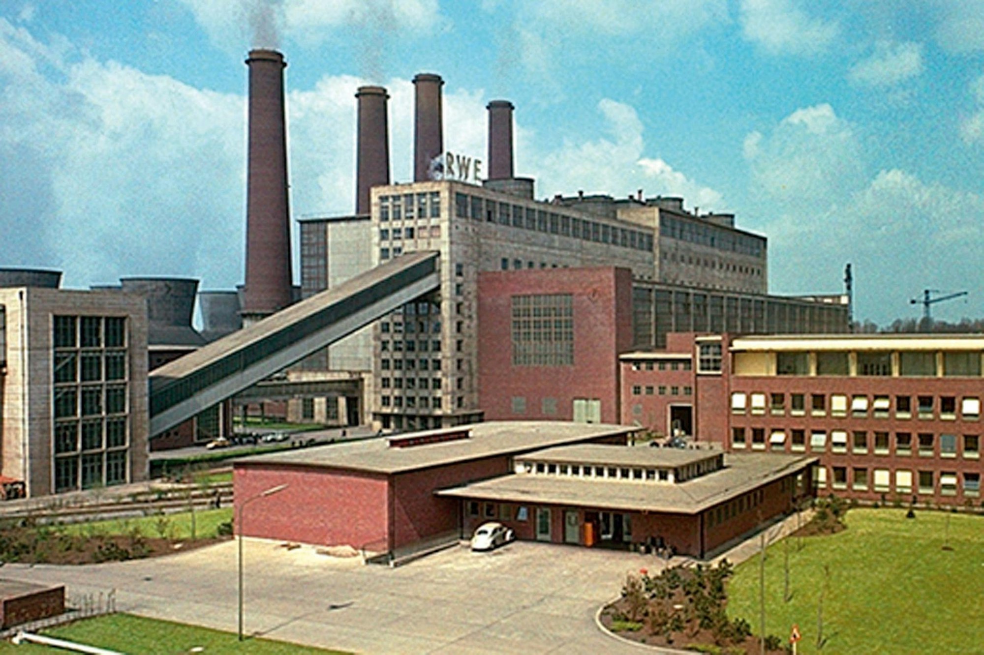 Eine historische Aufnahme zeigt das markante Maschinenhaus des Kraftwerks Frimmersdorf.