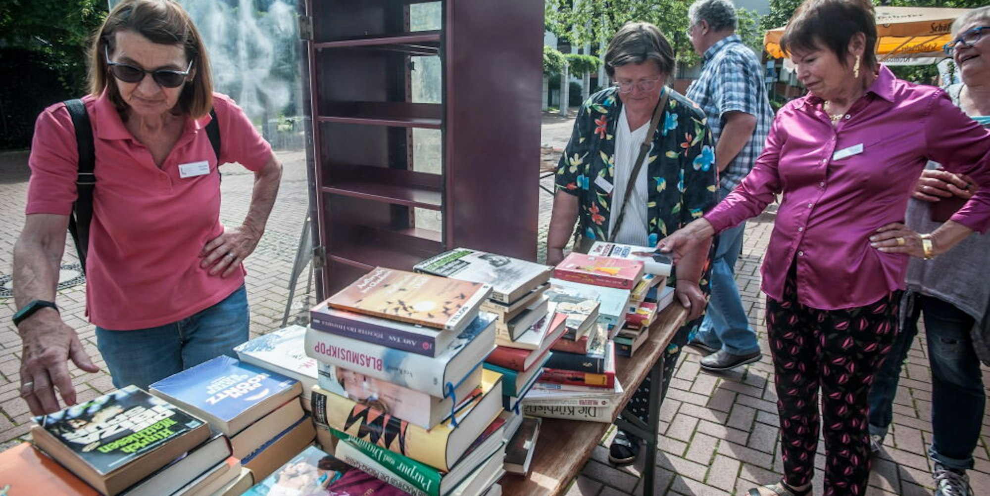 Helferteams des Fördervereins der Stadtbücherei bei der Inspektion am Bücherschrank im Brückerfeld.