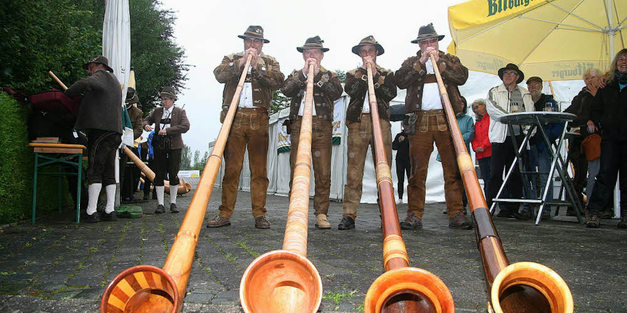 Da kommt was aus dem Rohr: Seit 20 Jahren spielen die Eifeler Alphornissen aus Blankenheimerdorf alpenländische Traditionsklänge.