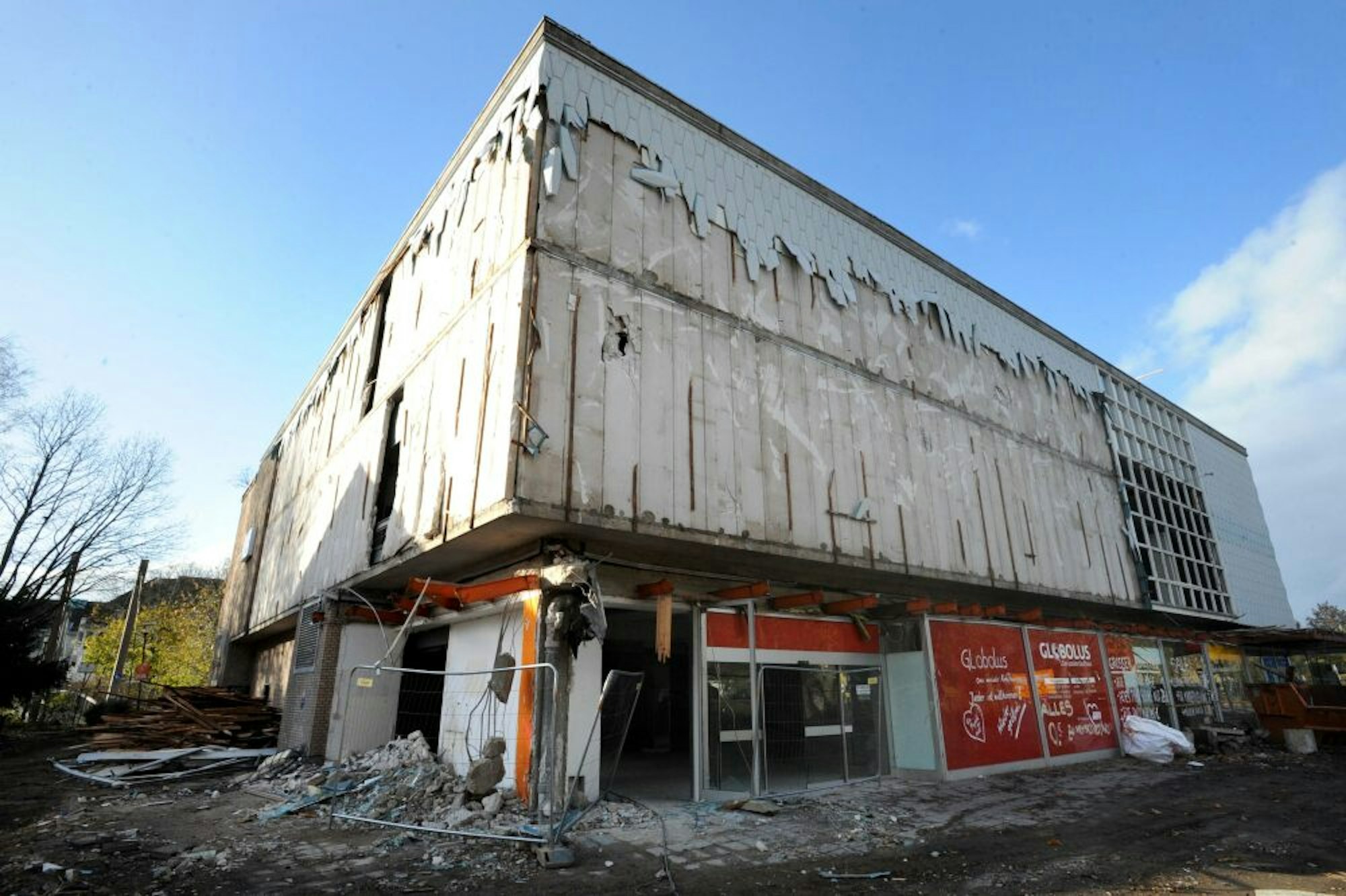 Die in der Stadt bekannte blaue Fassade des früheren Kaufhauses, in dem zuletzt der Sozial-Laden Globolus untergebracht war, ist bereits fast rundum verschwunden.