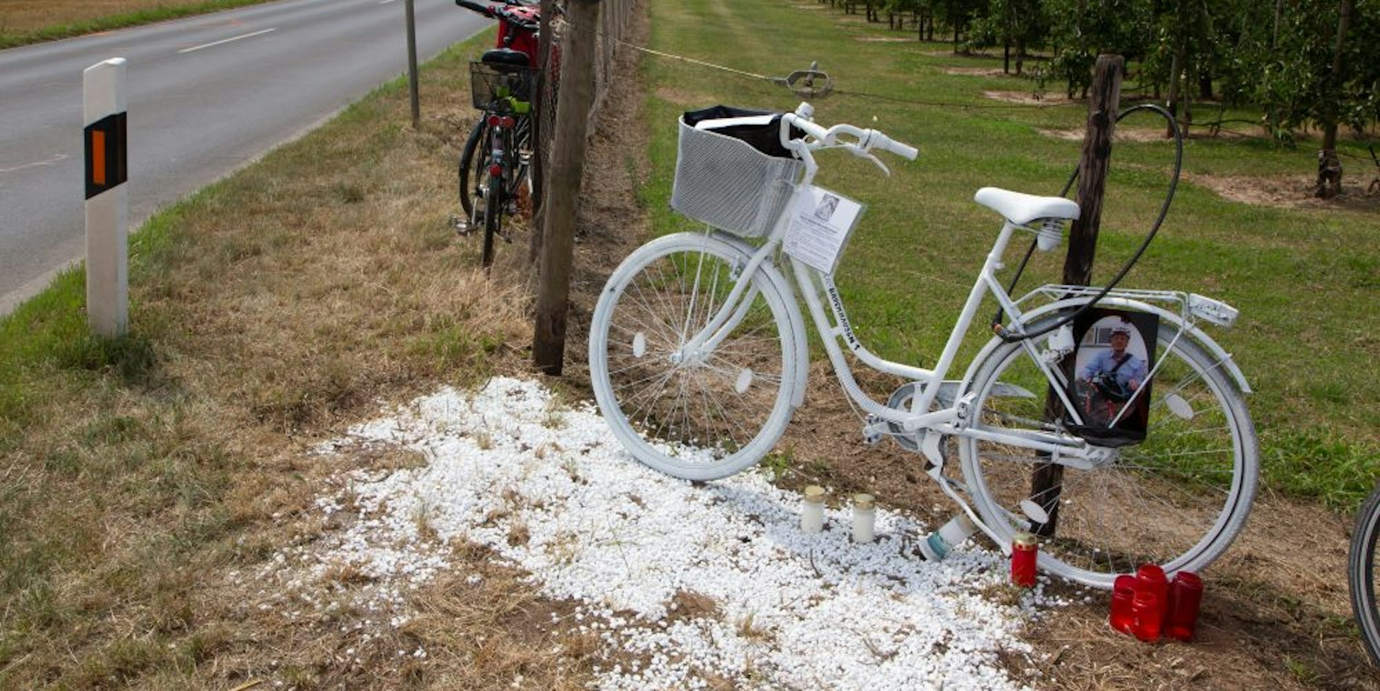Weggefährten installierten ein weißes Fahrrad zur Erinnerung und als Mahnung für alle Verkehrsteilnehmer an der Straße.