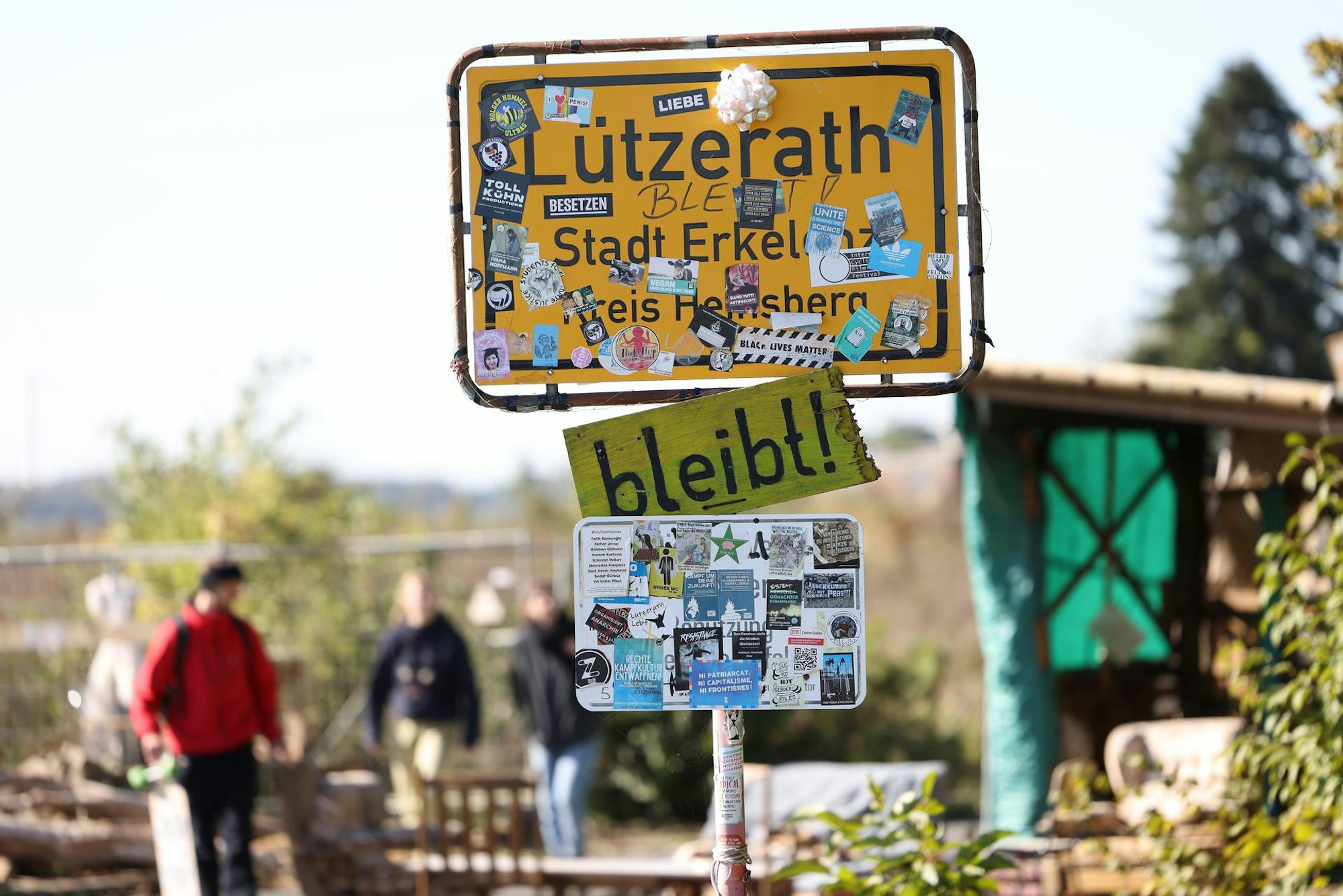 „Lützerath bleibt“, lautet die Botschaft auf dem überklebten Ortseingangschild.