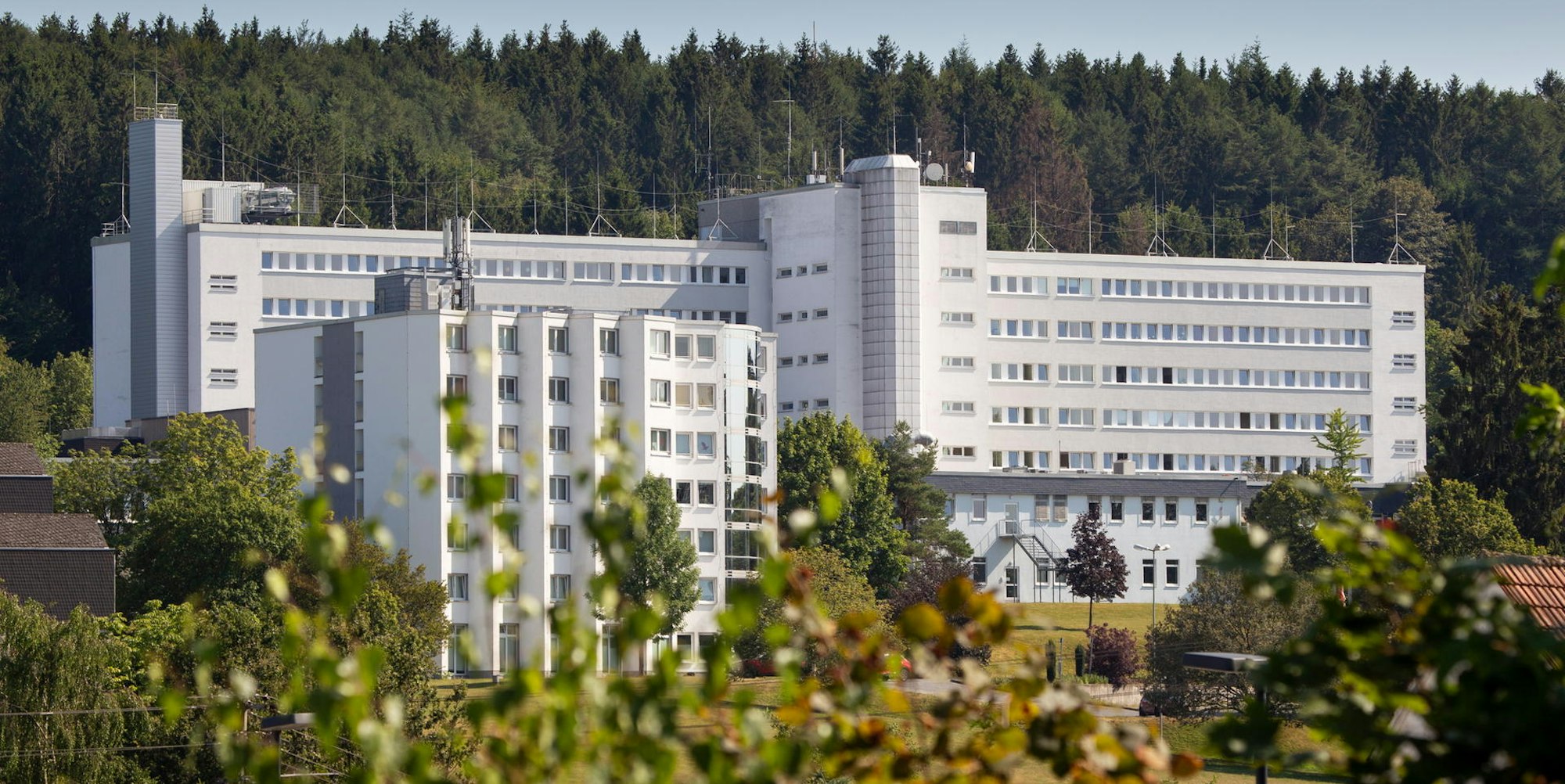 Das Krankenhaus Waldbröl aus der Ferne fotografiert.