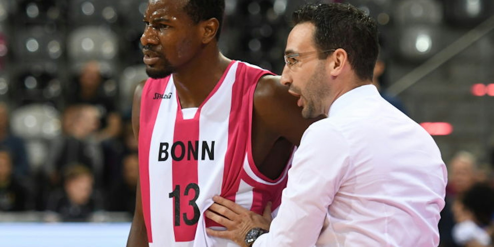 Eher beruhigen denn antreiben muss hier Baskets-Coach Thomas Päch seinen Spieler Yorman Polas Bartolo, der sichtbar unzufrieden wirkt.