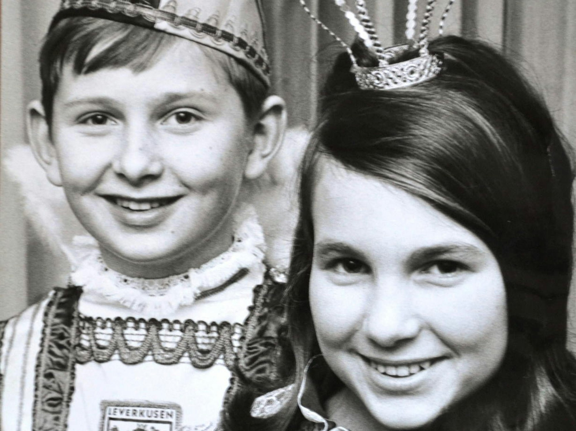 Der Karnevalsprinz und seine Prinzessin Marion Matthes waren in der Session 1970 das Kinderprinzenpaar für die Schloßgarde. Ahnen Sie, wer der Junge ist?