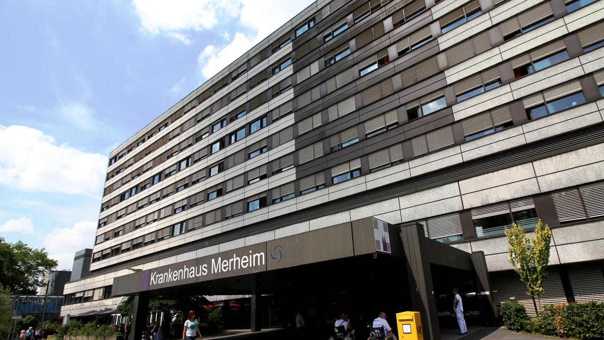 Das Klinikum in Köln-Merheim, fotografiert am Haupteingang.